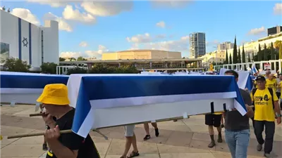 مسيرة بالتوابيت في تل أبيب للمطالبة بإبرام صفقة الأسرى 