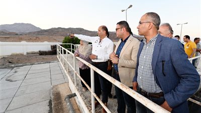 وزير الإسكان يتفقد محطة معالجة الصرف الصحي بمدينة دهب 