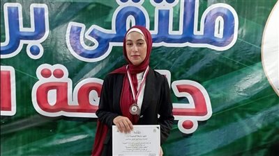رئيس جامعة قناة السويس يكرم الطالبة الفائزة بالمركز الثالث في برلمان الشباب 