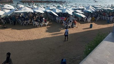 إقبال ضعيف على شواطئ الإسكندرية ورفع الرايات الخضراء 