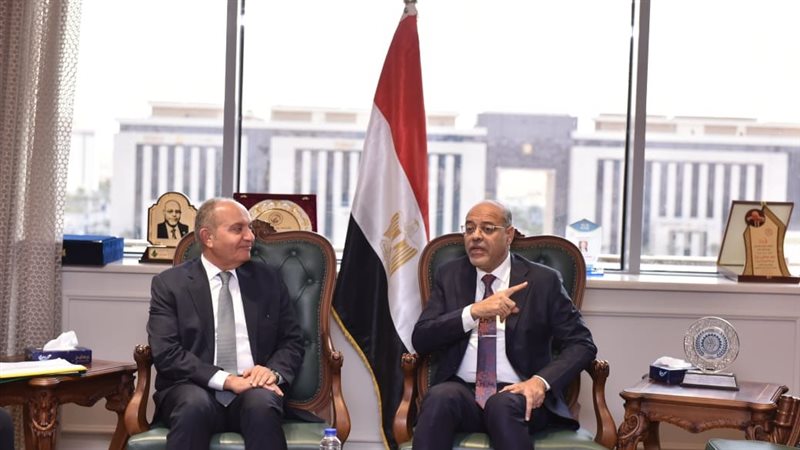 وزير العمل والسفير