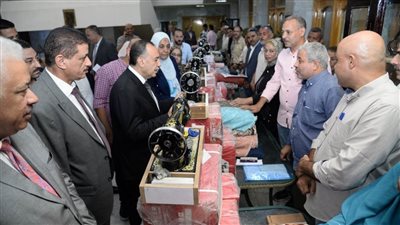 لفتة إنسانية، محافظ أسيوط يوزع ماكينات خياطة لمراكز تدريب الفتيات (فيديو) 