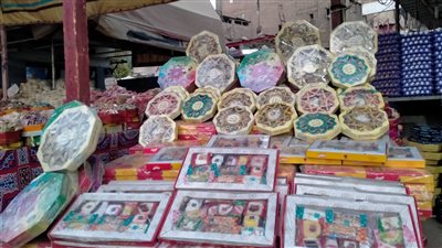 أسعار حلوى المولد النبوي في سوق السيدة زينب.. تخفيضات تنافس المحال الشهيرة.. والكيلو يبدأ من 90 جنيهًا (فيديو وصور)