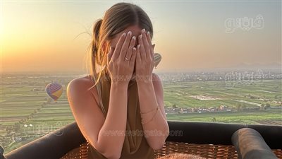 حب فوق السحاب، أمريكي يقدم خاتم الزواج لصديقته برحلة البالون الطائر في الأقصر (فيديو وصور)