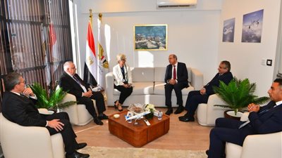وزير الطيران يلتقي مع مسئولي مجموعة Thales Group الفرنسية