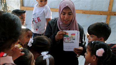 هاتوا الكراريس يا ولاد، معلمة تقيم فصلا دراسيا لأطفال غزة في خيمة (صور)