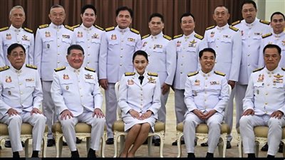 أصغر شخصية تتولى السلطة التنفيذية بتايلاند، حكومة شيناواترا تؤدي اليمين أمام الملك