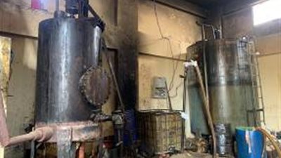 ضبط مصنع بدون ترخيص لإعادة تدوير زيوت محركات السيارات وطرحها للبيع بالأسواق