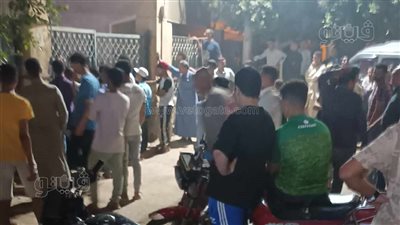 مشهد يدمي القلوب، شاهد ماذا فعل أسر ضحايا عقار المنيا المنهار أمام مستشفي مطاي 