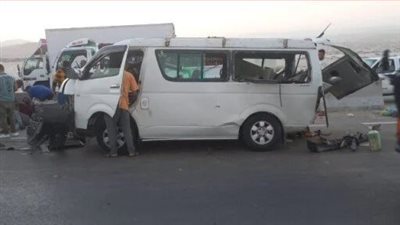 مصرع شخص وإصابة 19 في انقلاب سيارة بالصف (صور)