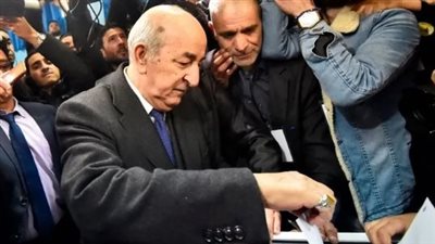 عبدالمجيد تبون يدلي بصوته في الانتخابات الرئاسية الجزائرية (فيديو)