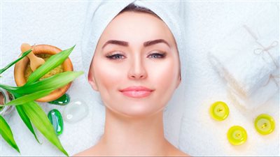 روتين العناية بالبشرة بعد سن الأربعين باستخدام مواد طبيعية