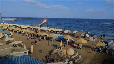 إقبال متوسط على شواطئ الإسكندرية ورفع الرايات الصفراء بقطاع غرب 