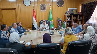محافظ الإسماعيلية يناقش آليات تحسين معدلات التنمية البشرية (صور)