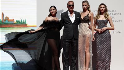 مهرجان فينيسيا، كيفين كوستنر يصل حفل الختام لحضور عرض فيلمه Horizon2 (فيديو)