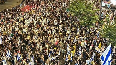400 ألف إسرائيلي يشاركون بمظاهرة في تل أبيب للمطالبة بصفقة تبادل الأسرى 