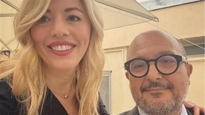 علاقة غرامية مع 