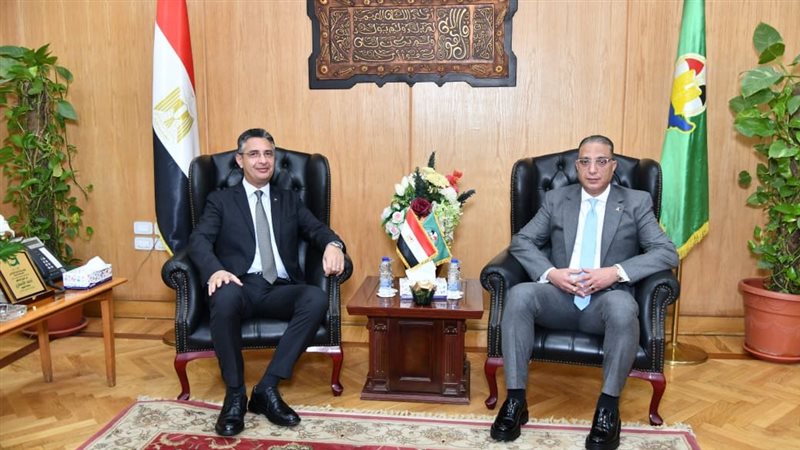 وزير التموين مع محافظ