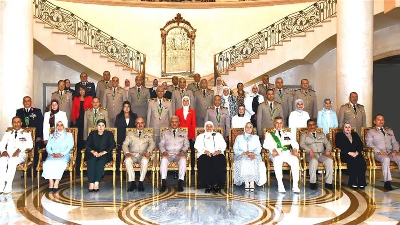 وزير الدفاع يكرم