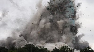 هدم ناطحة سحاب تضررت من الأعاصير في أمريكا (فيديو)