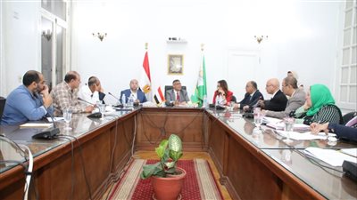 محافظ الجيزة يتابع شكاوى المواطنين ويوجه بحلول عاجلة