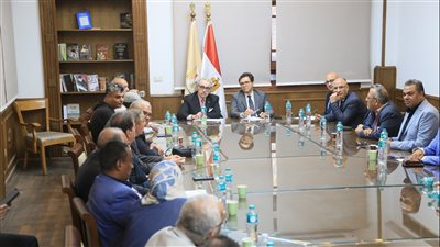 جوائز الدولة ومنح التفرغ، هنو يجتمع مع أعضاء اتحاد الكتاب لتطوير الثقافة