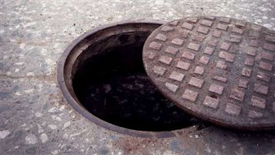 مصرع 3 عمال صرف صحي في بالوعة بالجيزة 