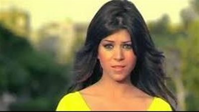 مشاجرة بين بطلة إعلان 