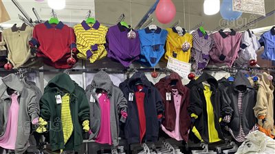 تبدأ من 100 جنيه، أسعار ملابس «أهلا مدارس» بمدينة نصر (فيديو وصور)