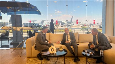 وزير الطيران يبحث مع رئيس المنظمة العالمية للأرصاد تكنولوجيا الاستمطار وتغيرات المناخ