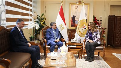وزيرة التنمية المحلية تبحث مع نقيب الأطباء البيطريين عددا من الملفات المشتركة