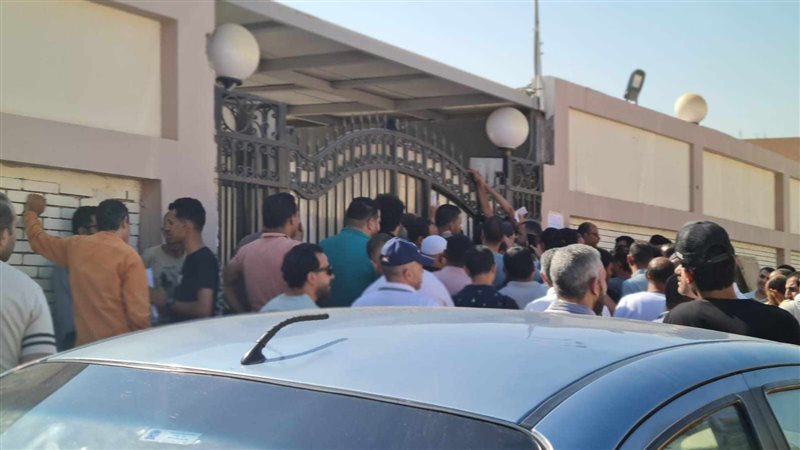 زحام المواطنين لدفع