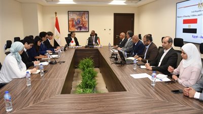 الإسكان تبحث رغبة شركات يابانية بالاستثمار في مصر 