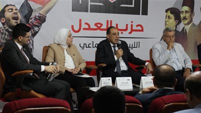 جلسة حوارية بحزب العدل توصي بتحويل أسطح المنازل إلى محطات طاقة شمسية