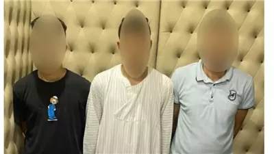 ضبط 3 أشخاص لاحتجازهم عامل أجنبي بالدرب الأحمر
