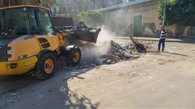 آثار الإسكندرية ترفع المخلفات من محيط صهريج بن بطوطة (صور)