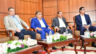 وزير الزراعة ومحافظ الدقهلية يوزعان 12 عقدا لمنتفعى الإصلاح الزراعى