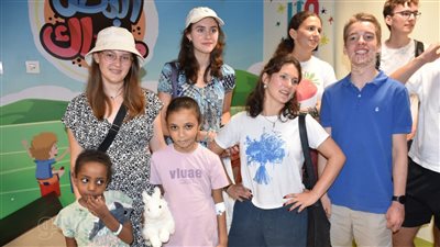 طلاب ألمان يدعمون مرضى السرطان بمستشفى أورام الأقصر (صور)