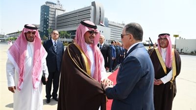 وزير الداخلية يودع نظيره السعودي بمطار القاهرة