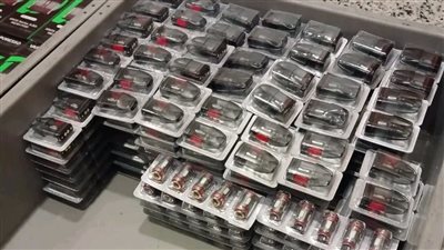 ضبط 170 سيجارة إلكترونية بحوزة راكب بمطار برج العرب