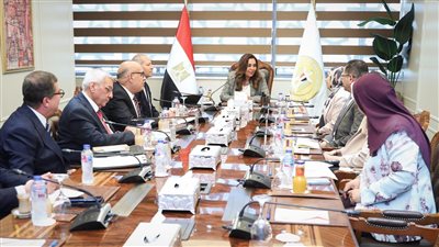 وزيرة التنمية المحلية تتابع مع محافظ القاهرة مقترح تطوير شوارع العتبة