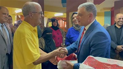 محافظ الإسماعيلية يشارك نزلاء دار المسنين احتفالهم بالمولد النبوي الشريف (صور)  