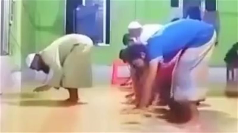 صلاة غريبة بدون سجود