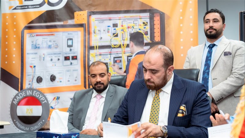 جانب من توقيع البروتوكول،