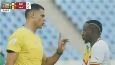واقعة غريبة في مباراة السنغال وبوروندي بطلها الحكم محمد معروف مع مانيه (فيديو)
