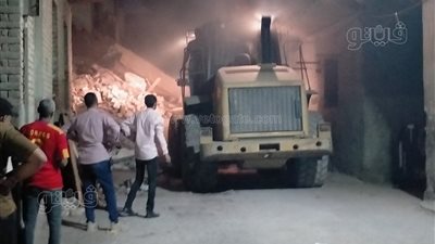 انتشال 3 جثامين و5 مصابين من أسفل أنقاض عقار الزيتون المنهار (فيديو وصور)