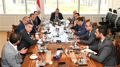 وزير الإسكان يتابع معدلات تسويق بعض مشروعات هيئة المجتمعات العمرانية الجديدة