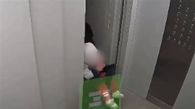 مقطع صادم، أم تستغل رضيعها في منع غلق باب مصعد والعناية الإلهية تنقذه (فيديو) 