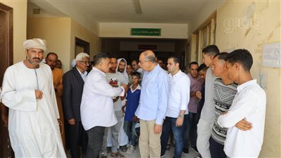 عجز في المدرسين والأطباء، محافظ المنيا يستجيب لشكوى أهالي قرية 8 (صور)