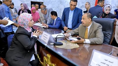 محافظ سوهاج يبحث شكاوى وطلبات المواطنين 